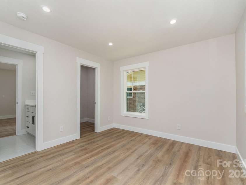 1208 Tarrington Avenue, Charlotte, NC 28205.  MLS# CAR4254274, YatesRealty ID 16676. 