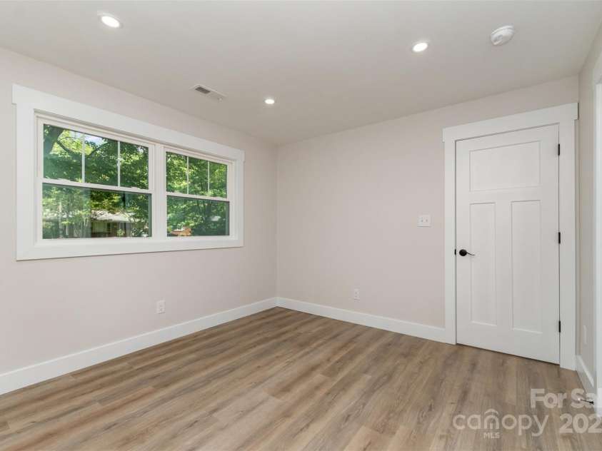 1208 Tarrington Avenue, Charlotte, NC 28205.  MLS# CAR4254274, YatesRealty ID 16676. 