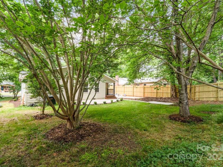 1208 Tarrington Avenue, Charlotte, NC 28205.  MLS# CAR4254274, YatesRealty ID 16676. 