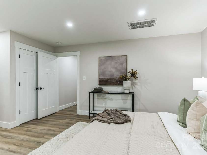 1208 Tarrington Avenue, Charlotte, NC 28205.  MLS# CAR4281436, YatesRealty ID 16676. 