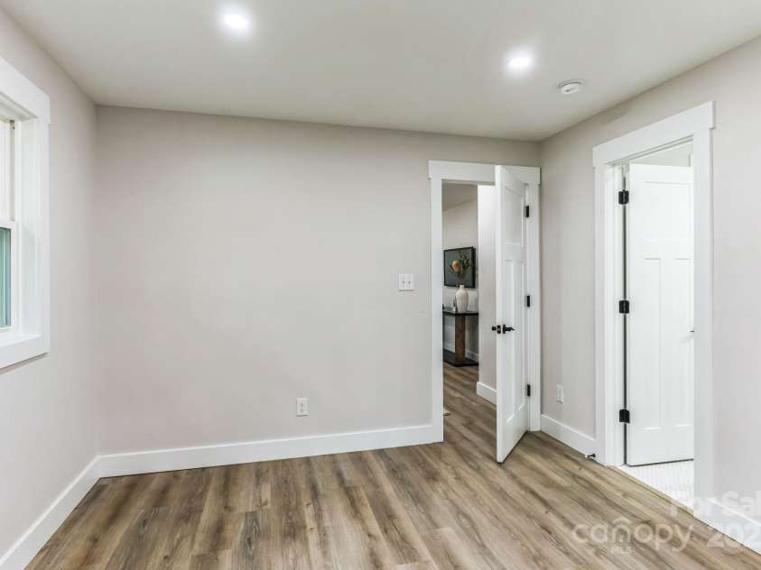 1208 Tarrington Avenue, Charlotte, NC 28205.  MLS# CAR4281436, YatesRealty ID 16676. 