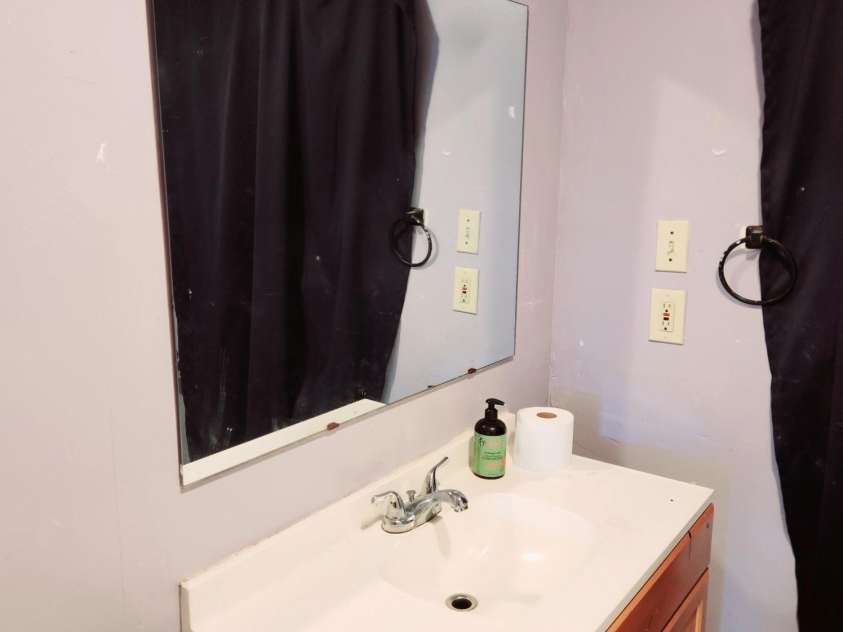 2040 25th Street Drive, Hickory, NC 28601.  MLS# CAR4205474, YatesRealty ID 16677. Bathroom ( full bath)