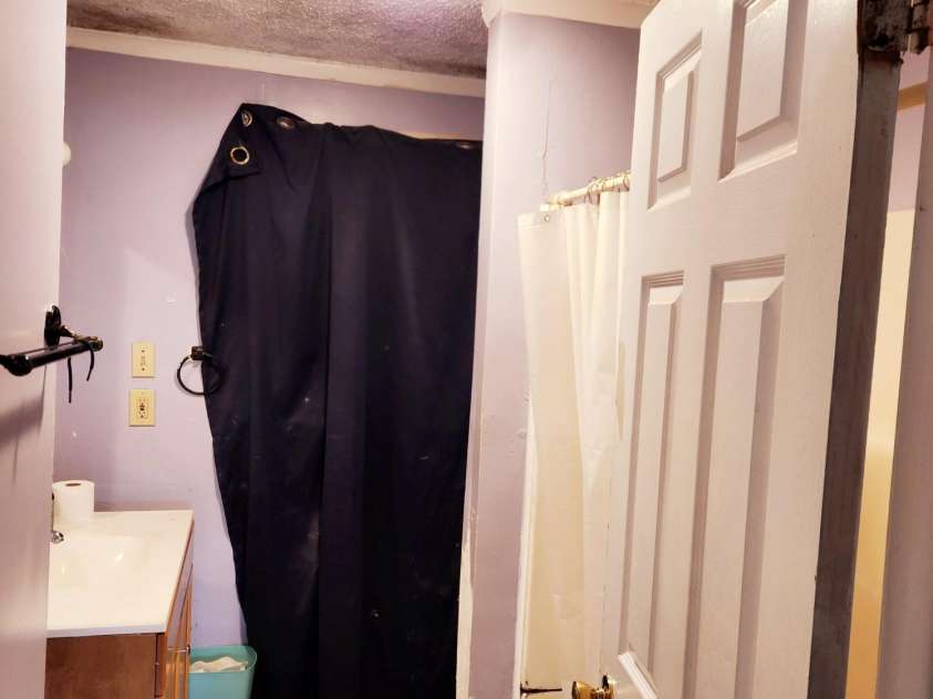 2040 25th Street Drive, Hickory, NC 28601.  MLS# CAR4205474, YatesRealty ID 16677. Bathroom (full bath)