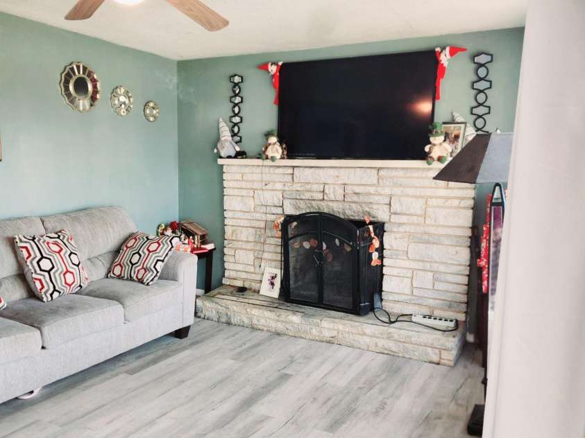 2040 25th Street Drive, Hickory, NC 28601.  MLS# CAR4205474, YatesRealty ID 16677. Living room