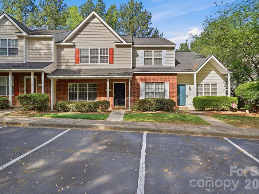 10142 Forest Landing Drive, Charlotte, NC 28213.  MLS# CAR4367589, YatesRealty ID 16678. 
