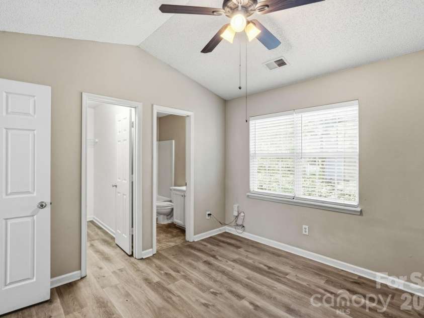 10142 Forest Landing Drive, Charlotte, NC 28213.  MLS# CAR4367589, YatesRealty ID 16678. 