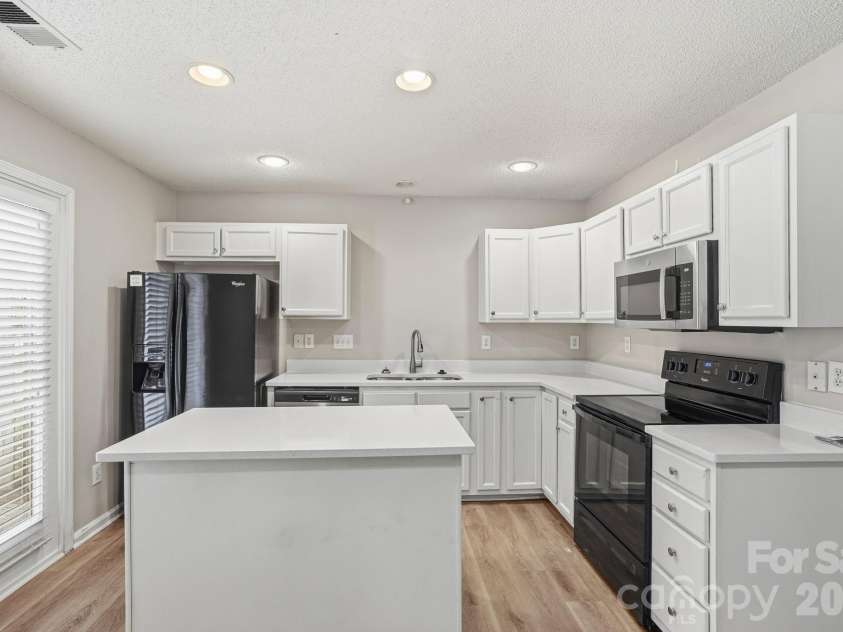 10142 Forest Landing Drive, Charlotte, NC 28213.  MLS# CAR4367589, YatesRealty ID 16678. 
