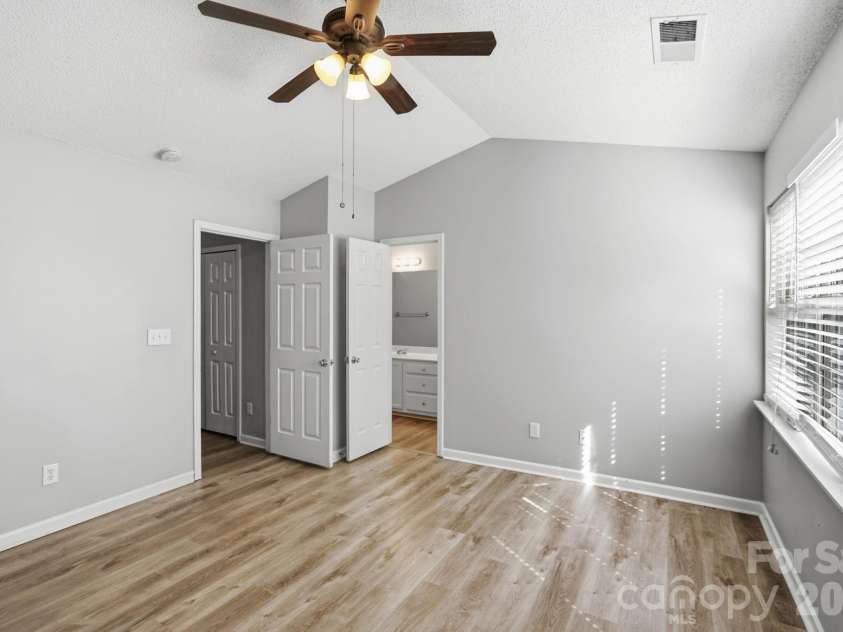 10142 Forest Landing Drive, Charlotte, NC 28213.  MLS# CAR4367589, YatesRealty ID 16678. 