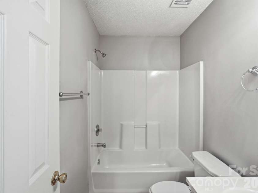 10142 Forest Landing Drive, Charlotte, NC 28213.  MLS# CAR4367589, YatesRealty ID 16678. 