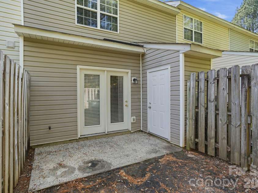 10142 Forest Landing Drive, Charlotte, NC 28213.  MLS# CAR4367589, YatesRealty ID 16678. 