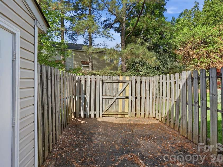 10142 Forest Landing Drive, Charlotte, NC 28213.  MLS# CAR4367589, YatesRealty ID 16678. 