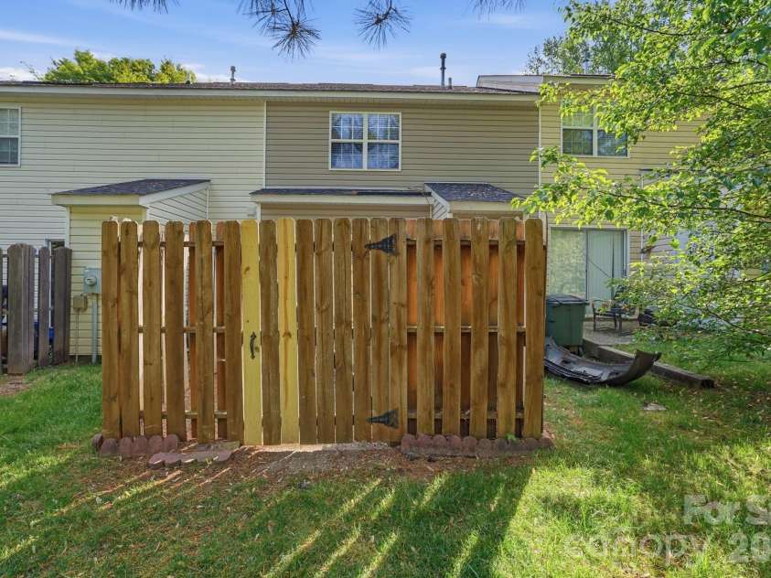 10142 Forest Landing Drive, Charlotte, NC 28213.  MLS# CAR4367589, YatesRealty ID 16678. 