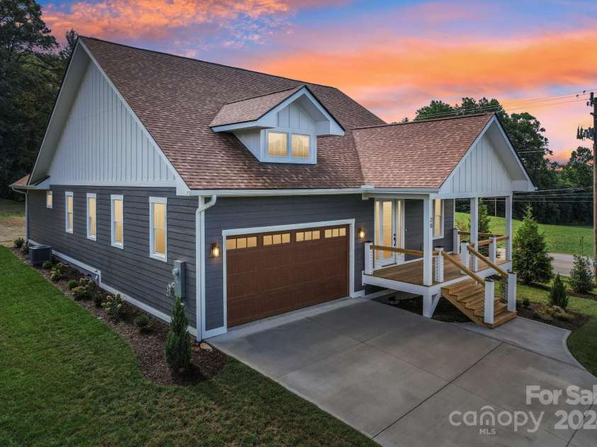 20 Maple Knoll Drive, Hendersonville, NC 28792.  MLS# CAR4120243, YatesRealty ID 1668. 