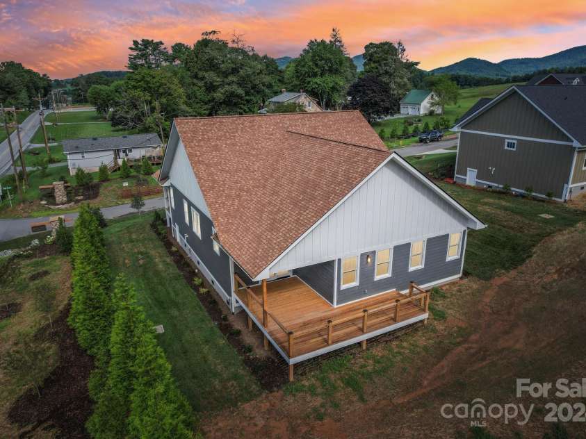 20 Maple Knoll Drive, Hendersonville, NC 28792.  MLS# CAR4120243, YatesRealty ID 1668. 