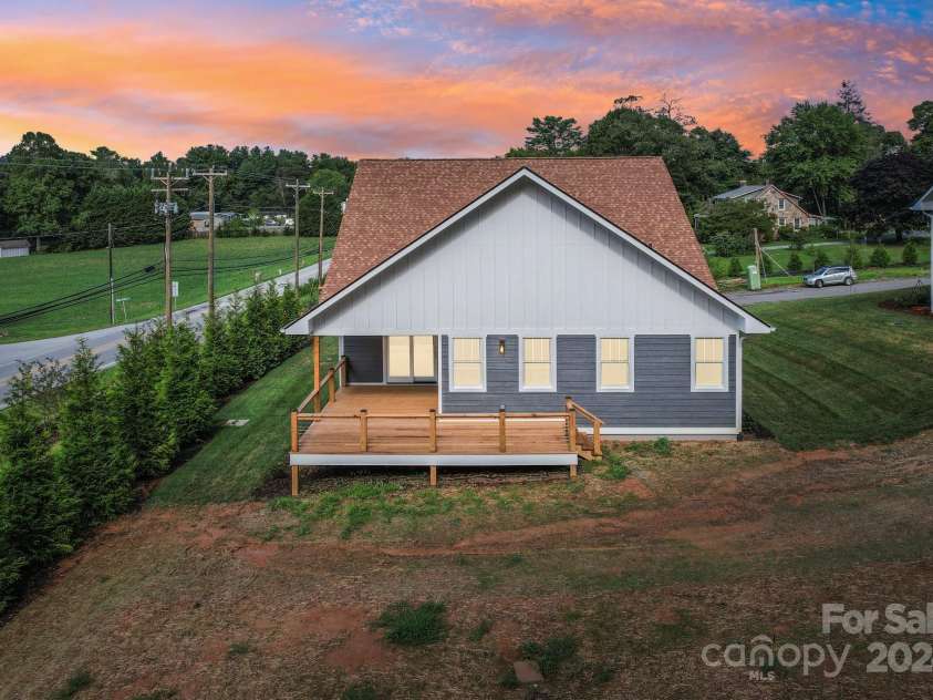 20 Maple Knoll Drive, Hendersonville, NC 28792.  MLS# CAR4120243, YatesRealty ID 1668. 