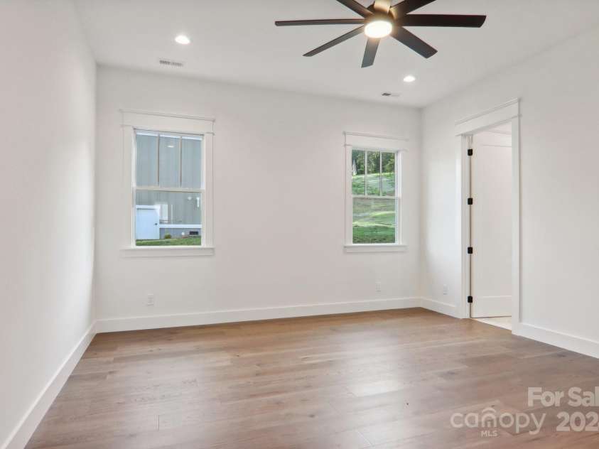 20 Maple Knoll Drive, Hendersonville, NC 28792.  MLS# CAR4120243, YatesRealty ID 1668. 