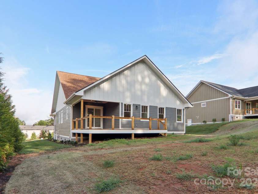 20 Maple Knoll Drive, Hendersonville, NC 28792.  MLS# CAR4120243, YatesRealty ID 1668. 
