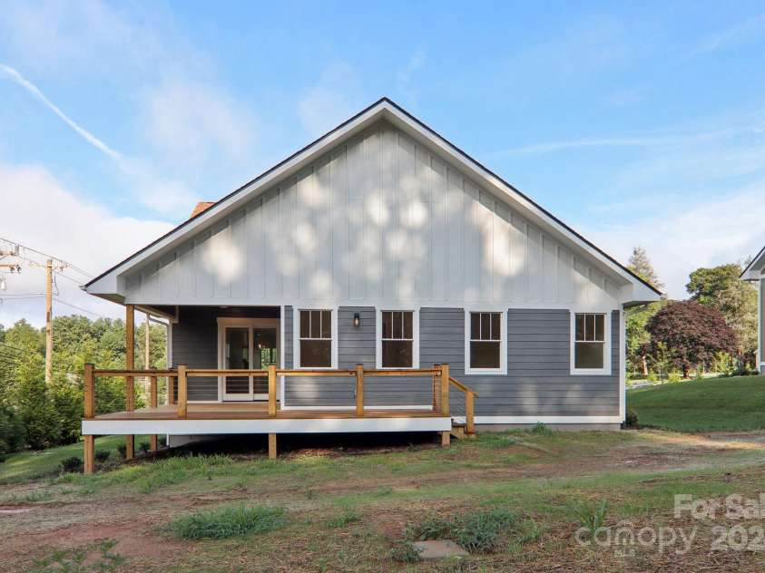 20 Maple Knoll Drive, Hendersonville, NC 28792.  MLS# CAR4120243, YatesRealty ID 1668. 