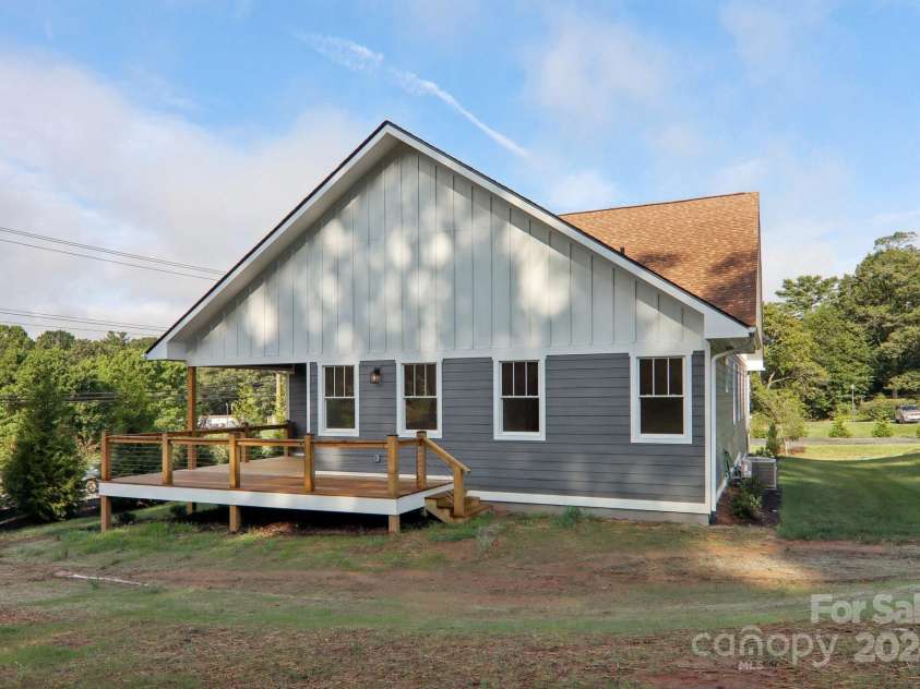 20 Maple Knoll Drive, Hendersonville, NC 28792.  MLS# CAR4120243, YatesRealty ID 1668. 