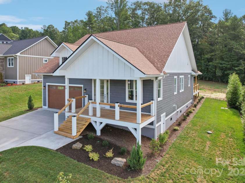 20 Maple Knoll Drive, Hendersonville, NC 28792.  MLS# CAR4120243, YatesRealty ID 1668. 