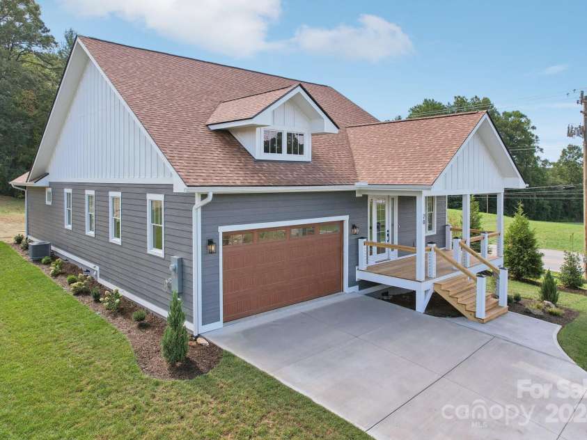 20 Maple Knoll Drive, Hendersonville, NC 28792.  MLS# CAR4120243, YatesRealty ID 1668. 