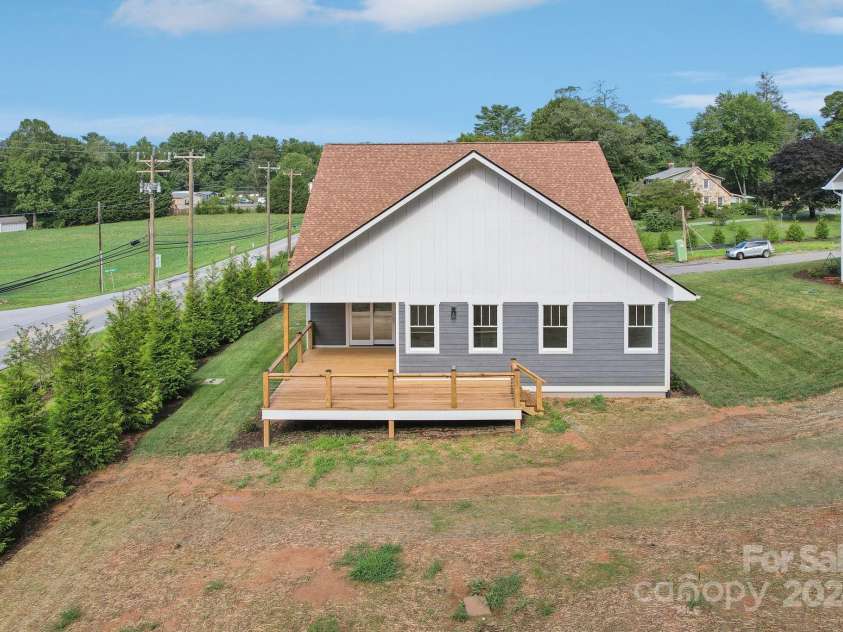 20 Maple Knoll Drive, Hendersonville, NC 28792.  MLS# CAR4120243, YatesRealty ID 1668. 