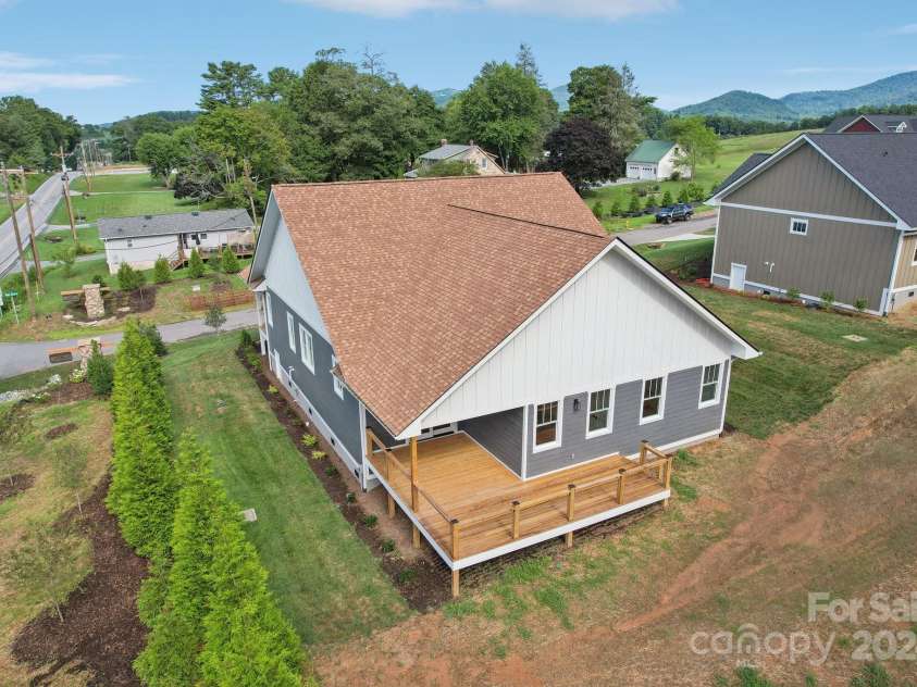 20 Maple Knoll Drive, Hendersonville, NC 28792.  MLS# CAR4120243, YatesRealty ID 1668. 
