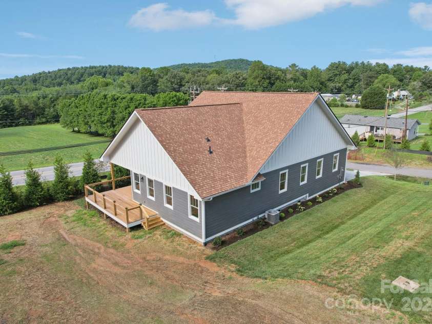 20 Maple Knoll Drive, Hendersonville, NC 28792.  MLS# CAR4120243, YatesRealty ID 1668. 