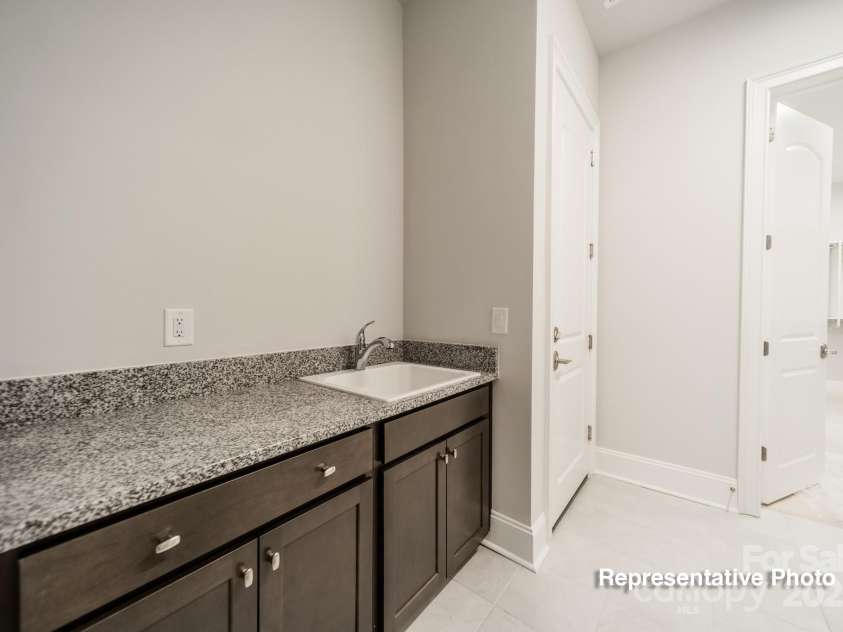 402 Turtleback Ridge, Matthews, NC 28104.  MLS# CAR4302443, YatesRealty ID 1668. 