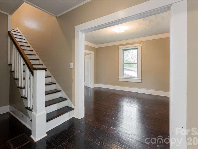 22 Pine Grove Avenue, Asheville, NC 28801.  MLS# CAR4185967, YatesRealty ID 16680. 