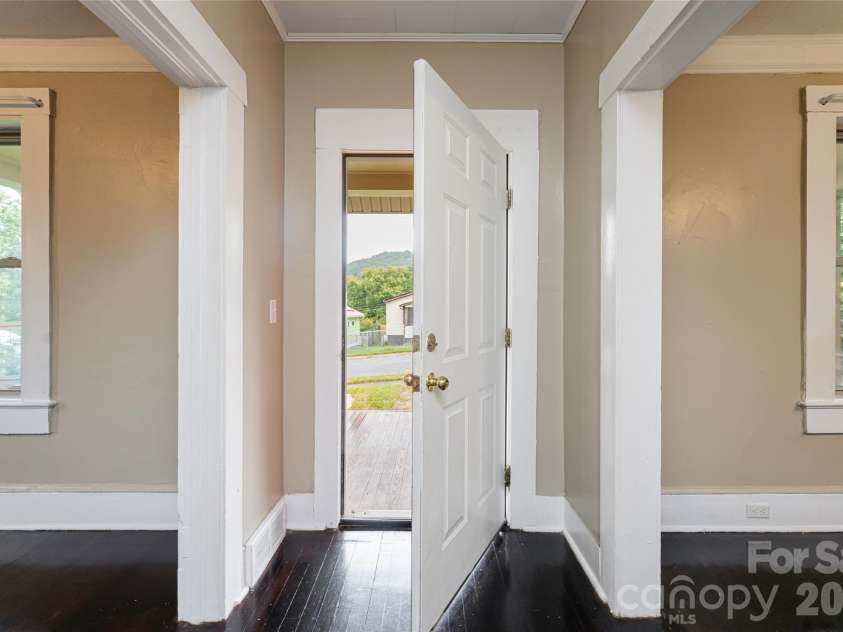 22 Pine Grove Avenue, Asheville, NC 28801.  MLS# CAR4185967, YatesRealty ID 16680. 