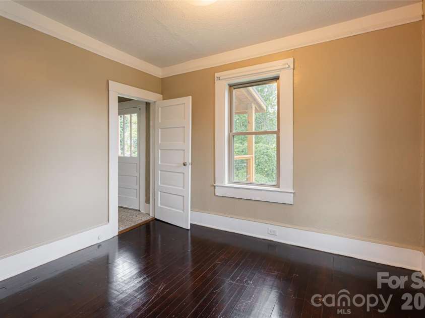 22 Pine Grove Avenue, Asheville, NC 28801.  MLS# CAR4185967, YatesRealty ID 16680. 