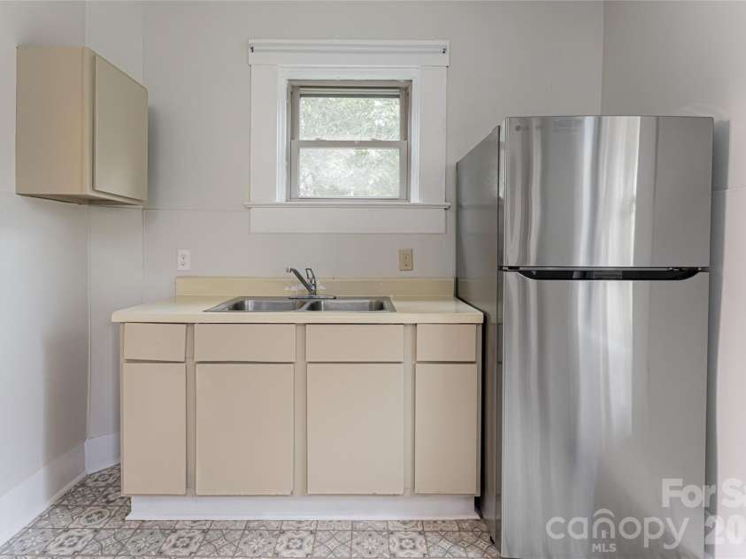 22 Pine Grove Avenue, Asheville, NC 28801.  MLS# CAR4185967, YatesRealty ID 16680. 