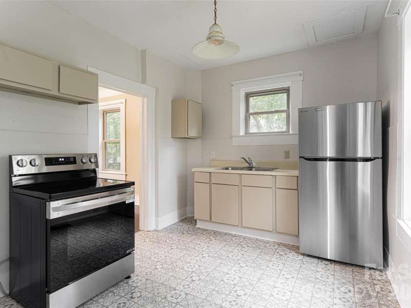 22 Pine Grove Avenue, Asheville, NC 28801.  MLS# CAR4185967, YatesRealty ID 16680. 