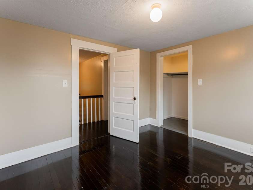 22 Pine Grove Avenue, Asheville, NC 28801.  MLS# CAR4185967, YatesRealty ID 16680. 