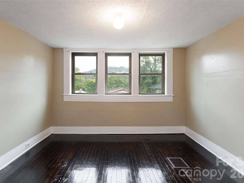 22 Pine Grove Avenue, Asheville, NC 28801.  MLS# CAR4185967, YatesRealty ID 16680. 