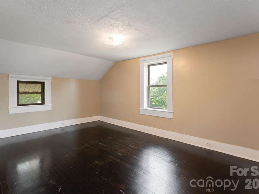 22 Pine Grove Avenue, Asheville, NC 28801.  MLS# CAR4185967, YatesRealty ID 16680. 
