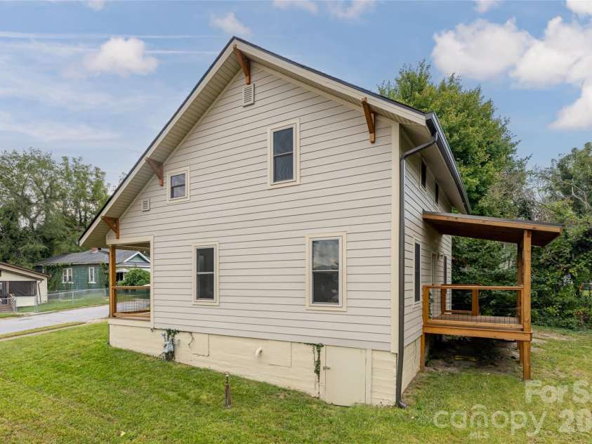 22 Pine Grove Avenue, Asheville, NC 28801.  MLS# CAR4185967, YatesRealty ID 16680. 