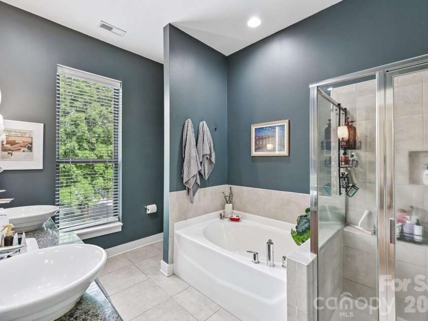 3437 Steel Yard Court, Charlotte, NC 28205.  MLS# CAR4370868, YatesRealty ID 16681. Primary bath