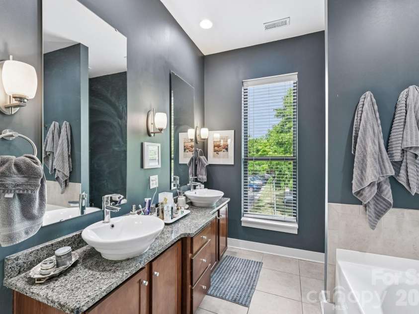 3437 Steel Yard Court, Charlotte, NC 28205.  MLS# CAR4370868, YatesRealty ID 16681. Primary bath
