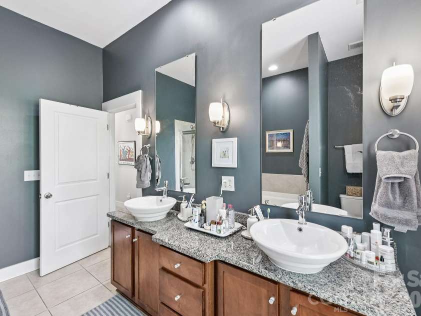3437 Steel Yard Court, Charlotte, NC 28205.  MLS# CAR4370868, YatesRealty ID 16681. Primary bath