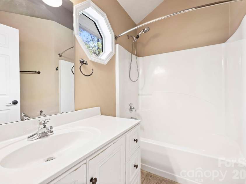 2005 Gathering Place, Kannapolis, NC 28081.  MLS# CAR4365757, YatesRealty ID 16684. Upstairs Bathroom