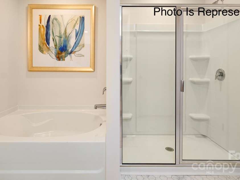 131 Meadow View Drive, Statesville, NC 28677.  MLS# CAR4256121, YatesRealty ID 16686. Primary suite Bathroom
