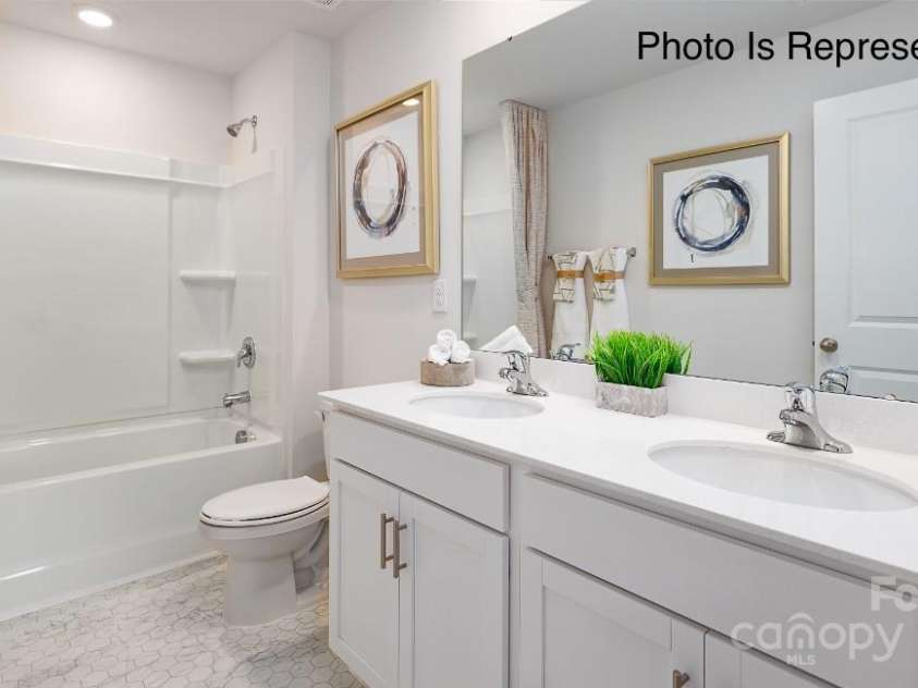 131 Meadow View Drive, Statesville, NC 28677.  MLS# CAR4256121, YatesRealty ID 16686. Upstairs hall Bathroom