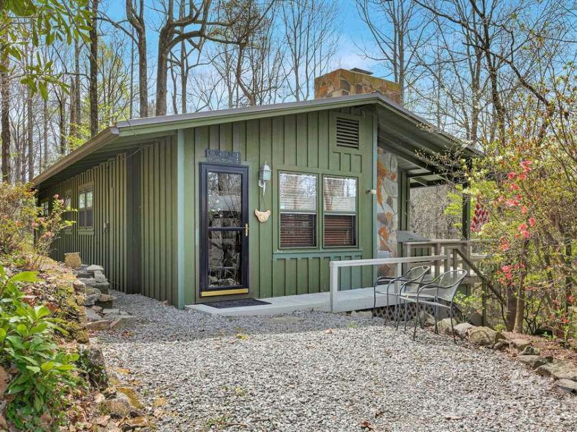 218 Hickory Lane, Lake Toxaway, NC 28747.  MLS# CAR4364583, YatesRealty ID 16686. 