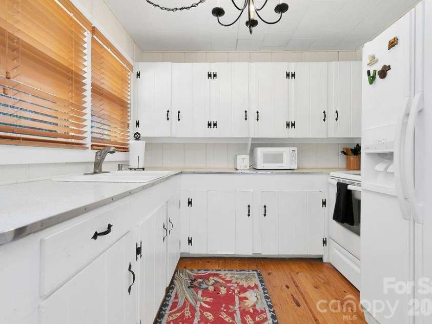 218 Hickory Lane, Lake Toxaway, NC 28747.  MLS# CAR4364583, YatesRealty ID 16686. 