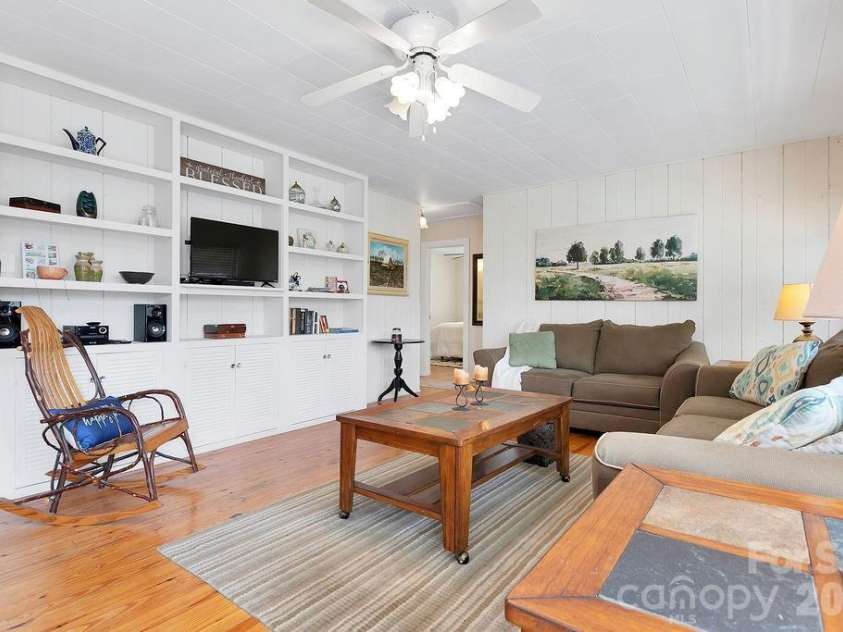 218 Hickory Lane, Lake Toxaway, NC 28747.  MLS# CAR4364583, YatesRealty ID 16686. 