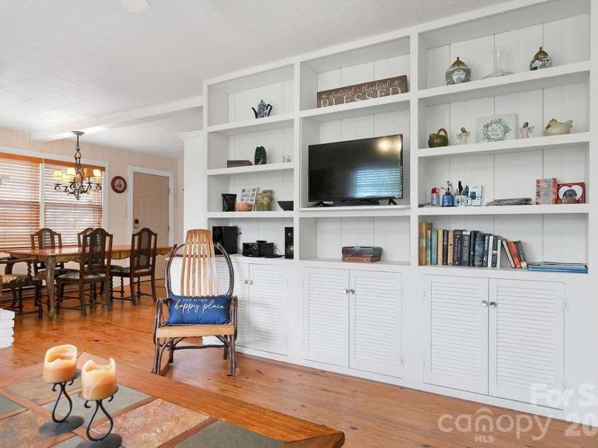 218 Hickory Lane, Lake Toxaway, NC 28747.  MLS# CAR4364583, YatesRealty ID 16686. 