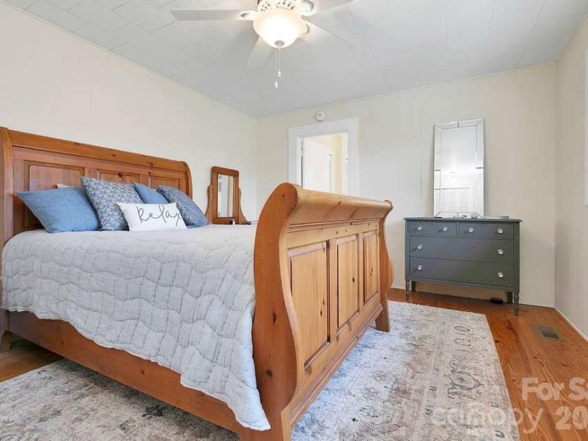 218 Hickory Lane, Lake Toxaway, NC 28747.  MLS# CAR4364583, YatesRealty ID 16686. 