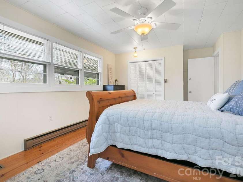 218 Hickory Lane, Lake Toxaway, NC 28747.  MLS# CAR4364583, YatesRealty ID 16686. 